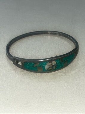 Turquoise Inlay Floral Silver-Tone Bangle Bracelet